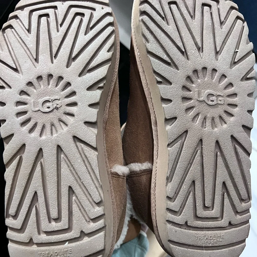 UGG Tan Ankle Boots with Cream Fur Lining - Picture 2 of 5